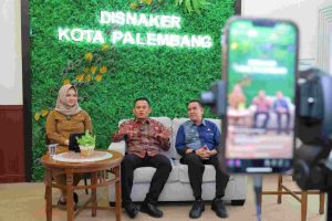 Cheka Virgowansyah di dampingi Kepala Dinas Tenaga Kerja (Disnaker) Rediyan Deddy Umrien, secara resmi melaunching Program Ado Gawe bertempat di Kantor Disnaker Kota Palembang, Selasa (17/12/2024).
