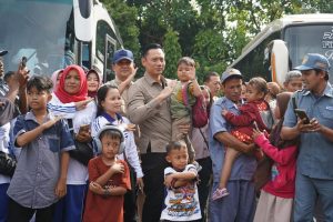 Menteri Koordinator Bidang Infrastruktur dan Pembangunan Kewilayahan, Agus Harimurti Yudhoyono (Menko AHY), bersama Menteri Transmigrasi, M. Iftitah Sulaiman, melepas 52 Kepala Keluarga (KK) yang mengikuti program transmigrasi, Semarang, Sabtu (7/12/2024)). Foto. Humas Kemenko Infrastruktur.