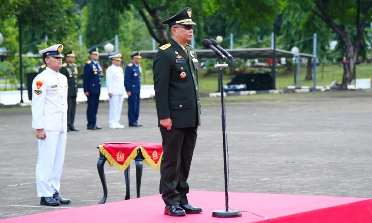 Markas Besar Tentara Nasional Indonesia (Mabes TNI) menggelar Upacara Peringatan Hari Bela Negara Ke-76 Tahun 2024 yang dipimpin oleh Pa Sahli TK III Bidang Wassus dan Lingkungan Hidup Panglima TNI, Mayjen TNI Harvin Kidingallo, di Lapangan Apel B3 Mabes TNI, Cilangkap, Jakarta Timur, Kamis (19/12/2024). Foto. tni.mil.id