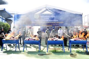 Kantor Wilayah Direktorat Jenderal Bea dan Cukai (Kanwil Bea Cukai) Aceh pada Kamis, 12 Desember 2024 menyelenggarakan kegiatan Pemusnahan Barang Hasil Penindakan dan Rilis Capaian Penindakan Kepabeanan dan Cukai selama Tahun 2024. Kegiatan dilaksanakan secara luring dan daring oleh seluruh Satuan Kerja (Satker) di lingkungan Kanwil Bea Cukai Aceh. (foto : Bea Cukai Aceh)