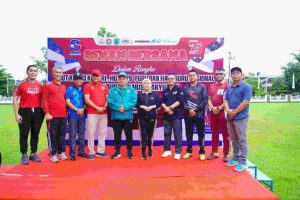 Senam bersama ini berlangsung di Halaman Kantor Bupati Musi Banyuasin dan bertabur doorprize, diikuti oleh Ketua Dewan Pengurus KORPRI Kabupaten Muba Musni Wijaya, Pj Ketua TP PKK Kabupaten Muba Hj Triana Sandi Fahlepi berserta Kepala Perangkat Daerah Kabupaten Muba, Jum'at (29/11/2024).