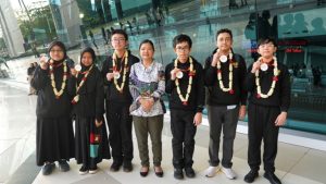siswa-siswi dari jenjang SMP berhasil membawa pulang dua medali perak dan empat medali perunggu dalam ajang International Junior Science Olympiad (IJSO) ke-21 (Foto: Dok Kemendikdasmen)