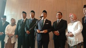 Menteri Koordinator Bidang Pangan Zulkifli Hasan bersama Menteri Perdagangan Budi Santoso serta para pejabat pimpinan tinggi madya Kemenko Pangan saat konferensi pers seusai pelantikan di Jakarta, Rabu (18/12/2024)/Foto : Farizzy Adhy InfoPublik