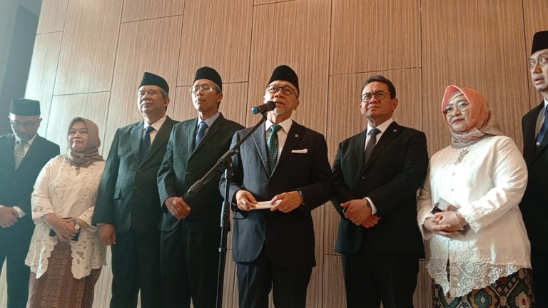 Menteri Koordinator Bidang Pangan Zulkifli Hasan bersama Menteri Perdagangan Budi Santoso serta para pejabat pimpinan tinggi madya Kemenko Pangan saat konferensi pers seusai pelantikan di Jakarta, Rabu (18/12/2024)/Foto : Farizzy Adhy InfoPublik