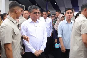 Wakil Presiden RI Gibran Rakabuming Raka dan Menaker Yassierli saat meninjau Job Fair 2024 di BBPVP Medan pada Senin (23/12/2024)/Foto : Biro Humas Kemnaker