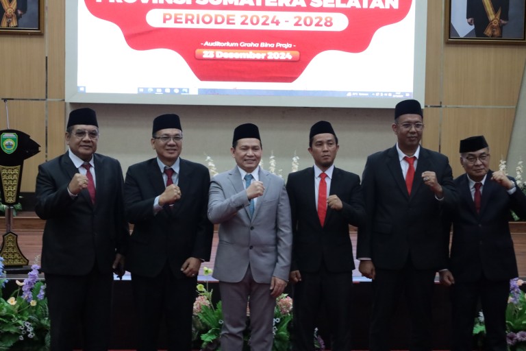 Elen Setiadi secara resmi melantik 5 (lima) orang Anggota Komisi Informasi (KI) Provinsi Sumatera Selatan Periode 2024-2028. Bertempat di Auditorium Graha Bina Praja, Senin (23/12/2024).