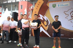 Elen Setiadi hadir dan menyerahkan langsung hadiah kepada para pemenang Sumsel Run 2024 bertempat di Plaza Gelora Sriwijaya. Jakabaring Sport City, Sabtu (30/11/24).