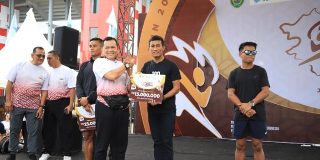 Elen Setiadi hadir dan menyerahkan langsung hadiah kepada para pemenang Sumsel Run 2024 bertempat di Plaza Gelora Sriwijaya. Jakabaring Sport City, Sabtu (30/11/24).