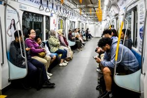Penumpang menaiki kereta MRT di Jakarta, Senin (16/12/2024). Menteri Keuangan Sri Mulyani menegaskan bahwa transportasi umum adalah sektor lain yang mendapatkan pengecualian PPN dengan tujuan untuk memastikan transportasi tetap terjangkau bagi masyarakat luas. ANTARA FOTO/Rivan Awal Lingga/YU