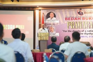 Anggota Dewan Perwakilan Daerah (DPD) Republik Indonesia asal Provinsi Jawa Timur, LaNyalla Mahmud Mattalitti, membuka bedah buku Prahara Bangsa karya Pengamat Ekonomi Politik, Ichsanuddin Noorsy, di Hall Kamar Dagang dan Industri (KADIN) Jawa Timur, pada hari Selasa, tanggal 18 Desember 2024. (foto : biro media dan pemberitaan dewan perwakilan daerah republik Indonesia)