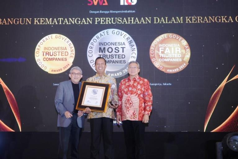 Direktur Sumber Daya Manusia (SDM), PT. Bukit Asam Tbk (PTBA), Suherman, menerima penghargaan Indonesia Most Trusted Company dalam ajang Corporate Governance Perception Index (CGPI) Award 2024 yang diselenggarakan oleh The Indonesian Institute for Corporate Governance (IICG) bekerja sama dengan Majalah SWA, hari Senin, tanggal 25 November 2024 di Jakarta. (foto : Tim Humas PT. Bukit Asam Tbk)