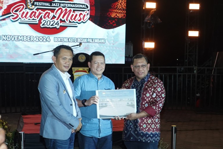 Elen Setiadi menghadiri acara Festival Jazz Internasional Suara Musi Tahun 2024 yang bertempat di Benteng Kuto Besak (BKB) Palembang, Sabtu (30/11/2024).