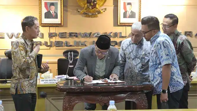 Perwakilan Komite IV Dewan Perwakilan Daerah Republik Indonesia melakukan tanda tangan kesepakatan dengan Himpunan Bank Negara dalam rangka memberantas judi Online. (foto : Biro Pemberitaan dan Media DPD RI)