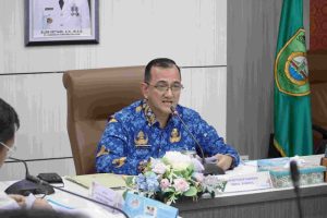 Edward Candra memimpin Rapat Tindak Lanjut Penyelesaian Lahan Mozaik 5 dan 6 di sekitar Area Pelabuhan Palembang Baru/New Palembang di Tanjung Carat. Bertempat di Ruang Rapat Bina Praja, Selasa, (17/12/2024).