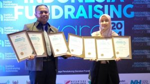 Dwi Kartika Ningsih dan M. Nur Fauzan, Perwakilan dari Laznas PPPA Daarul Qur’an, menerima penghargaan dari Institut Fundraising Indonesia (IFI) pada ajang bergengsi Indonesia Fundraising Award (IFA) tahun 2024 di Hotel Pullman, Jakarta, pada hari Jum'at, tanggal 13 Desember 2024. (foto : Laznas PPPA Daarul Qur'an)