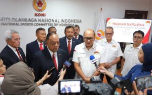 Ketua Umum Komite Olahraga Nasional Indonesia, Marciano Norman, bersama Ketua Umum Pengurus Besar Perkumpulan Angkat Besi, Rosan Perkasa Roeslani, di Kantor Komite Olahraga Nasional Indonesia, hari Senin, tanggal 9 Desember 2024.  (foto : tim Humas Komite Olahraga Nasional Indonesia)