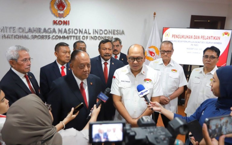 Ketua Umum Komite Olahraga Nasional Indonesia, Marciano Norman, bersama Ketua Umum Pengurus Besar Perkumpulan Angkat Besi, Rosan Perkasa Roeslani, di Kantor Komite Olahraga Nasional Indonesia, hari Senin, tanggal 9 Desember 2024.  (foto : tim Humas Komite Olahraga Nasional Indonesia)