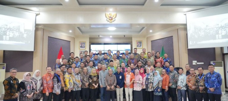 Kepala Dinas (Kadin) Komunikasi dan Informatika (Kominfo) Kota Prabumulih, Mulyadi Musa, menjadi narasumber acara Policy Brief yang bertemakan Transformasi Penyelenggaraan Layanan Publik untuk Meningkatkan Daya Saing Global di Aula Putri Kembang Dadar, BKPSDM Provinsi Sumatera Selatan (Sumsel), pada hari Jum'at, tanggal 20 Desember 2024. (foto : kotaprabumulih.go.id)