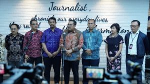 Plt. Direktur Jenderal Infrastruktur Digital Komdigi Ismail, Plt Dirjen Ekosistem Digital Wayan Toni Supriyanto, Plt Dirjen Pengawasan Ruang Digital Alexander Sabar, Deputi Analisis dan Pemeriksaan PPATK Danang Tri Hartono, beserta beberapa perwakilan tim operator seluler memberikan keterangan pers usai pertemuan di Jakarta, Selasa (3/12/2024)/Foto : Humas Komdigi