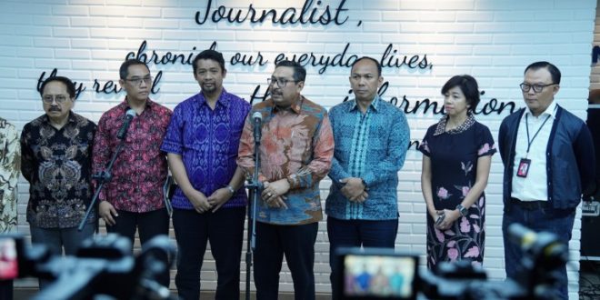 Plt. Direktur Jenderal Infrastruktur Digital Komdigi Ismail, Plt Dirjen Ekosistem Digital Wayan Toni Supriyanto, Plt Dirjen Pengawasan Ruang Digital Alexander Sabar, Deputi Analisis dan Pemeriksaan PPATK Danang Tri Hartono, beserta beberapa perwakilan tim operator seluler memberikan keterangan pers usai pertemuan di Jakarta, Selasa (3/12/2024)/Foto : Humas Komdigi