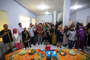 Ketua Dewan Perwakilan Daerah (DPD) Republik Indonesia, Sultan B. Najamuddin, bersama pelaku UMKM Bengkulu di Kota Bengkulu, pada hari Selasa, tanggal 17 Desember 2024. (foto : biro pemberitaan dan media Dewan Perwakilan Daerah Republik Indonesia)