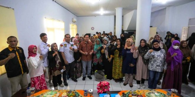 Ketua Dewan Perwakilan Daerah (DPD) Republik Indonesia, Sultan B. Najamuddin, bersama pelaku UMKM Bengkulu di Kota Bengkulu, pada hari Selasa, tanggal 17 Desember 2024. (foto : biro pemberitaan dan media Dewan Perwakilan Daerah Republik Indonesia)