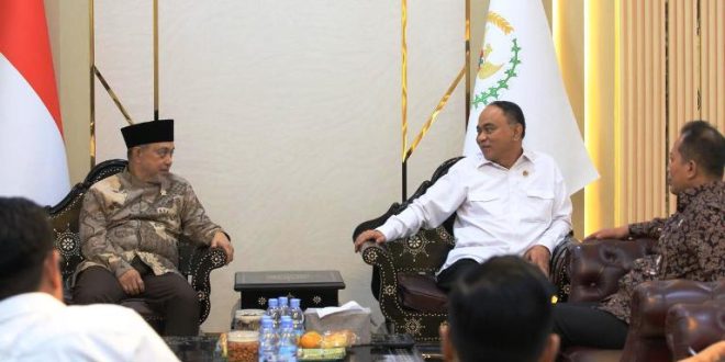Wakil Ketua Dewan Perwakilan Daerah Republik Indonesia, Tamsil Linrung, bersama Menteri Koperasi Republik Indonesia, Budi Arie Setiadi. (foto : Biro Pemberitaan dan Media Dewan Perwakilan Daerah Republik Indonesia)