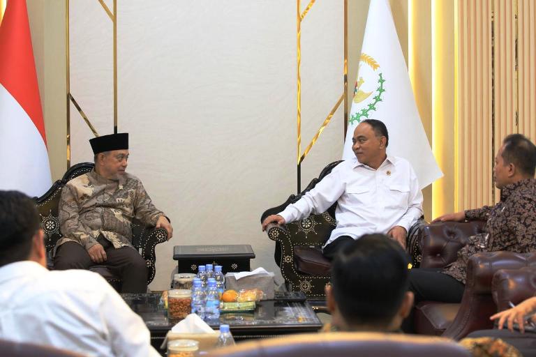 Wakil Ketua Dewan Perwakilan Daerah Republik Indonesia, Tamsil Linrung, bersama Menteri Koperasi Republik Indonesia, Budi Arie Setiadi. (foto : Biro Pemberitaan dan Media Dewan Perwakilan Daerah Republik Indonesia)