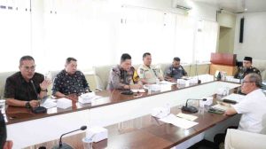 Rapat yang berlangsung di Ruang Randik pada Jumat (31/01/2025) ini dipimpin oleh Asisten Pemerintahan dan Kesejahteraan Rakyat Setda Muba, H. Yudi Herzandi, SH MH., dan dihadiri oleh kepala OPD, Forkopimda Muba, serta pihak terkait lainnya.