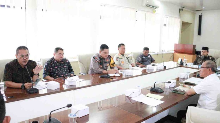 Rapat yang berlangsung di Ruang Randik pada Jumat (31/01/2025) ini dipimpin oleh Asisten Pemerintahan dan Kesejahteraan Rakyat Setda Muba, H. Yudi Herzandi, SH MH., dan dihadiri oleh kepala OPD, Forkopimda Muba, serta pihak terkait lainnya.