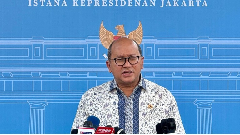 Menteri Investasi dan Hilirisasi, Rosan Roeslani, menyampaikan keterangan pers di Kompleks Istana Kepresidenan, Jakarta, pada Kamis, 2 Januari 2025. Foto: BPMI Setpres/Cahyo