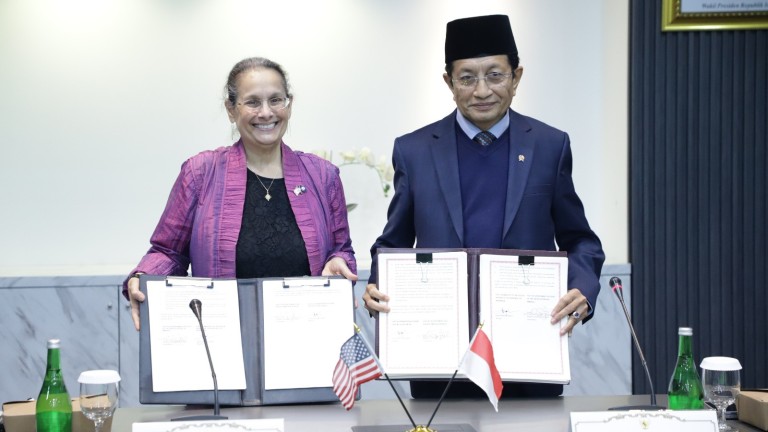 Menag bersama Duta Besar Amerika Serikat untuk Indonesia Kamala S. Lakhdhir hari ini menandatangani nota kesepahaman (MOU) untuk bekerja sama dalam perluasan Program Fulbright Departemen Luar Negeri AS.