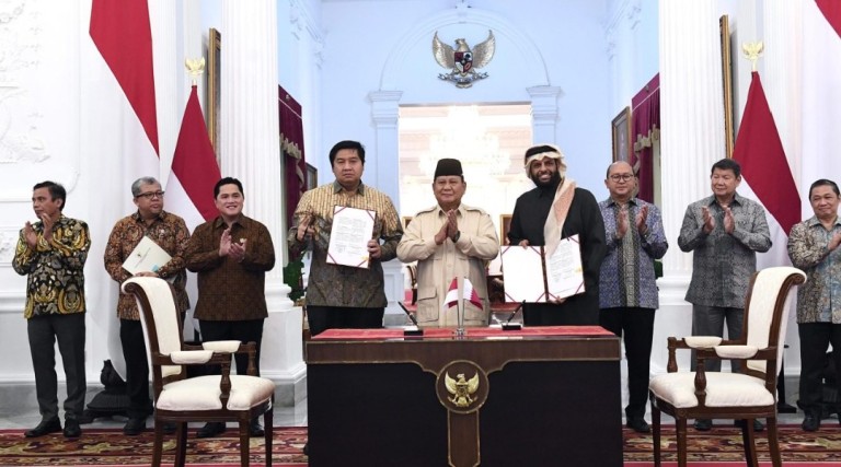 Presiden Prabowo Subianto menyaksikan penandatanganan nota kesepahaman atau memorandum of understanding (MoU) Pengembangan Proyek Hunian 1 Juta Unit antara Menteri Perumahan dan Kawasan Permukiman (PKP) Maruarar Sirait dengan Investor Perumahan (SHK) Kerajaan Qatar Yang Mulia Sheikh Abdulaziz bin Abdulrahman Al Thani di Istana Merdeka, Jakarta, pada Rabu, 8 Januari 2025. Foto: BPMI Setpres/Cahyo