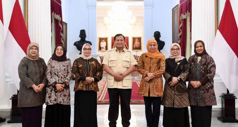 Presiden Prabowo Subianto menerima audiensi Ketua Umum Pimpinan Pusat (PP) Muslimat Nahdlatul Ulama (NU), Khofifah Indar Parawansa, bersama jajaran pengurus Muslimat NU di Istana Merdeka, Jakarta, pada Selasa, 14 Januari 2025. Foto: BPMI Setpres/Cahyo