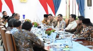 Presiden Prabowo Subianto memimpin rapat terbatas di Istana Merdeka, Jakarta, pada Jumat, 17 Januari 2025, dengan sejumlah menteri Kabinet Merah Putih untuk membahas percepatan implementasi program Makan Bergizi Gratis (MBG). Foto: BPMI Setpres/Kris