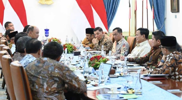 Presiden Prabowo Subianto memimpin rapat terbatas di Istana Merdeka, Jakarta, pada Jumat, 17 Januari 2025, dengan sejumlah menteri Kabinet Merah Putih untuk membahas percepatan implementasi program Makan Bergizi Gratis (MBG). Foto: BPMI Setpres/Kris