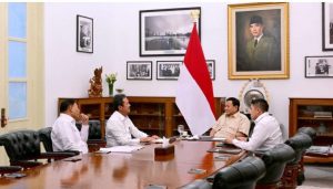 Presiden Prabowo Subianto memanggil Menteri Kelautan dan Perikanan (KKP) Sakti Wahyu Trenggono dan Wakil Menteri KKP Didit Herdiawan di Istana Merdeka, Jakarta, pada Senin, 20 Januari 2025. Foto: BPMI Setpres/Muchlis Jr