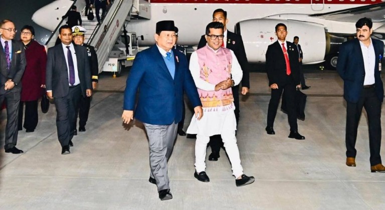 Presiden Republik Indonesia, Prabowo Subianto, tiba di Air Force Station (AFS) Palam, New Delhi, Republik India, pada Kamis malam, 23 Januari 2025. Foto: BPMI Setpres/Laily Rachev