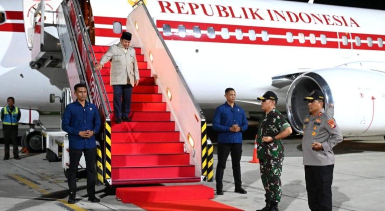 Presiden Republik Indonesia, Prabowo Subianto tiba di Tanah Air, pada Senin, 27 Januari 2025 sekitar pukul 19.30 WIB, setelah melakukan kunjungan kenegaraan ke dua negara yaitu India dan Malaysia. Foto: BPMI Setpres/Kris