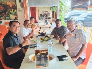 Pertemuan Kol Inf (Purn) dengan Sekretaris Asprov PSSI Sumsel, AKBP (P) H. Syahril Musa, SH mewakili ketua Asprov PSi Sumsel Bapak Ir. H. Ucok Hidayat dilakukan di Palembang, Senin, 6 Januari 2025 siang.