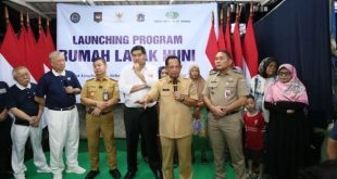 Tito saat meninjau langsung lokasi permukiman tidak layak huni di Kecamatan Johar Baru, Jakarta Pusat, pada Senin (20/1/2025).