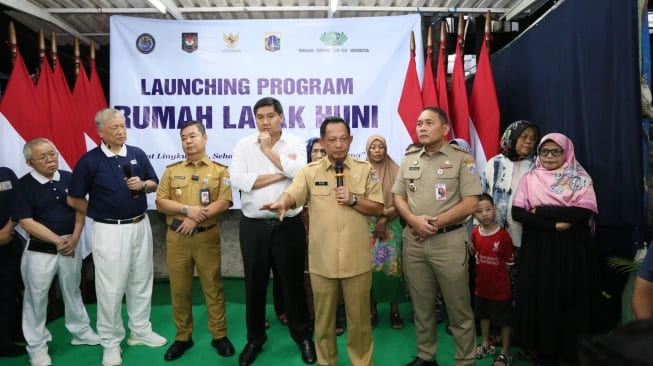 Tito saat meninjau langsung lokasi permukiman tidak layak huni di Kecamatan Johar Baru, Jakarta Pusat, pada Senin (20/1/2025).