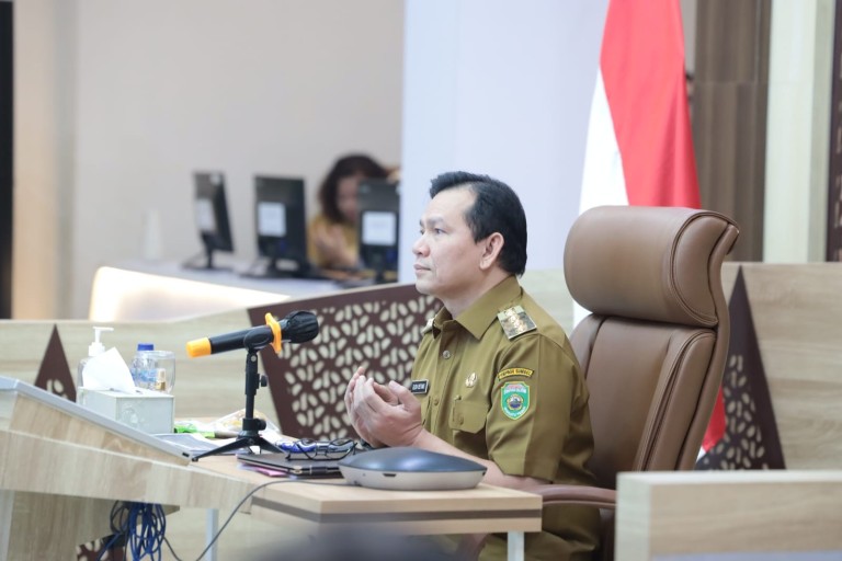 Elen Setiadi menghadiri Rapat Koordinasi (Rakor) Pengendalian Inflasi di Daerah Tahun 2025 secara virtual bertempat di Sumsel Command Center, Senin, (6/1/2025). Rapat Dipimpin oleh Mendagri Tito Karnavian.