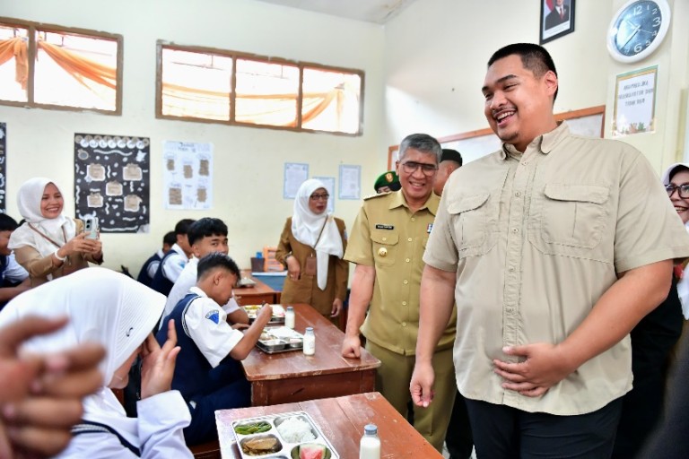 Menteri Pemuda dan Olahraga (Menpora) Dito Ariotedjo bersama Wakil Menteri Pemuda dan Olahraga (Wamenpora) Taufik Hidayat meninjau langsung pelaksanaan program pemerintah Makan Bergizi Gratis (MBG) di Satuan Pelayanan Pemenuhan Gizi (SPPG), Pasir Kaliki, Cimahi Utara, Jawa Barat,/Foto Istimewa/Humas Kemenpora