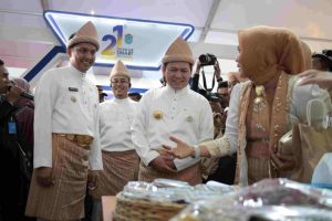 Elen Setiadi langsung membuka dan meresmikan Stand Expo HUT Kabupaten Ogan Ilir tahun 2025 Ke 21 bertempat di Area Masjid Agung An Nur Tanjung Senai Ogan Ilir,Selasa, (7/1/2025).