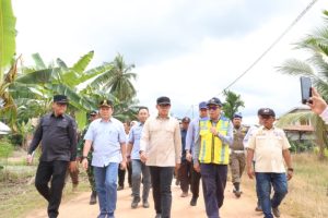 Elen Setiadi, S.H.., M.S.E bersama Pj Bupati Banyuasin Muhammad Farid mendampingi Wakil Menteri Dalam Negeri (Kemendagri) RI, Bima Arya Sugiarto meninjau irigasi dan lahan pertanian di Kecamatan Tanjung Lago Desa Purwosari dan Mulyasari Kabupaten Banyuasin, Minggu (12/1/2025).