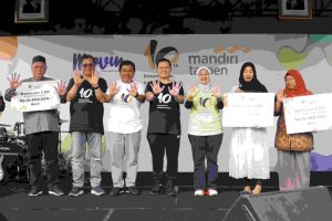 Elen Setiadi hadiri perayaan ulang tahun PT. Bank Mandiri Taspen yang ke-10 tahun yang mana gebyar perayaan kali ini di lakukan di halaman Kantor Gubernur Sumsel. Sabtu,25/01/2025.