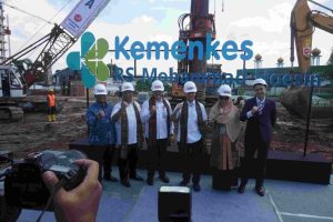 Edward Candra mendampingi Menteri Kesehatan RI Budi Gunadi Sadikin menghadiri Groundbreaking Contruction Work For Mohammad Hoesin Oncology Center Building Hospital di RSMH Palembang, Rabu (8/1/2025).