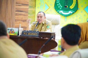 Rapat staf dihadiri oleh para Asisten Setda Muba, Staf Ahli, para Camat di Kabupaten Muba beserta Kepala Perangkat Daerah Muba, Selasa (7/1/2025) di Ruang Rapat Serasan Sekate.