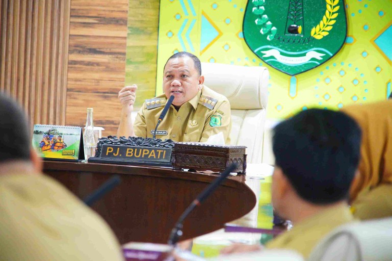 Rapat staf dihadiri oleh para Asisten Setda Muba, Staf Ahli, para Camat di Kabupaten Muba beserta Kepala Perangkat Daerah Muba, Selasa (7/1/2025) di Ruang Rapat Serasan Sekate.